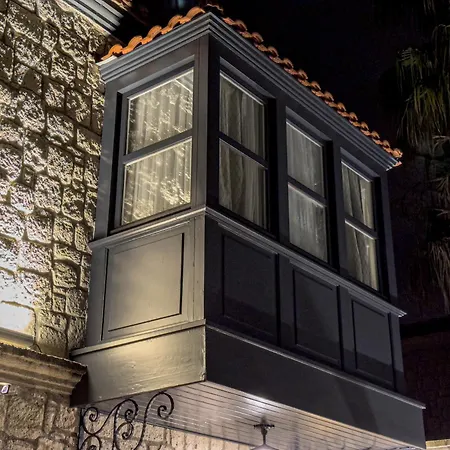 Oda ve Kahvaltı Fedora