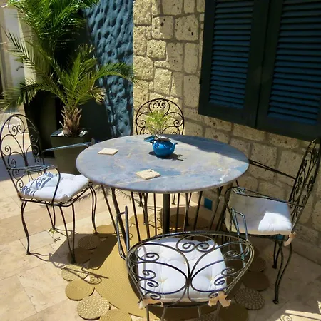 Oda ve Kahvaltı Fedora