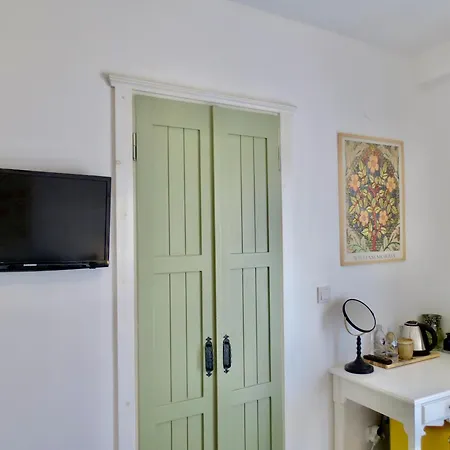 Oda ve Kahvaltı Fedora 3*