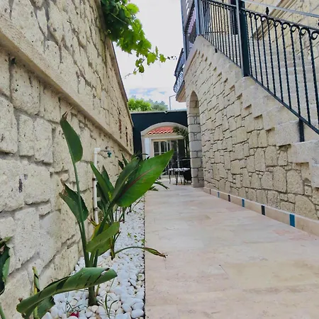 Fedora Nocleg ze śniadaniem 3*